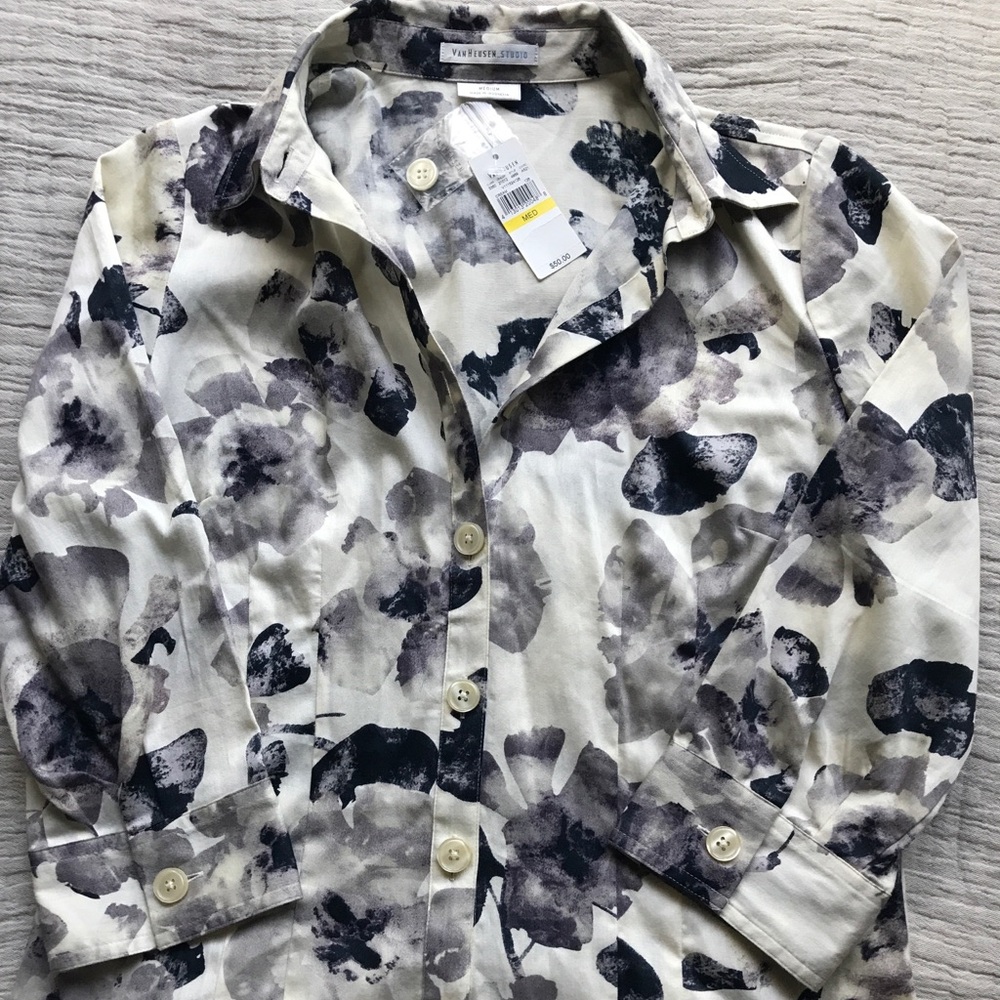 Woman’s VanHeusen Studio blouse